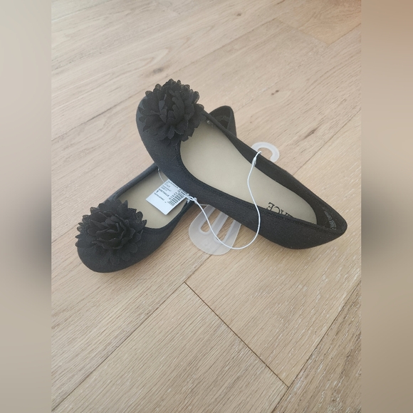 THE CHILDREN'S PLACE | NWT black dress shoe with flower - Picture 2 of 5